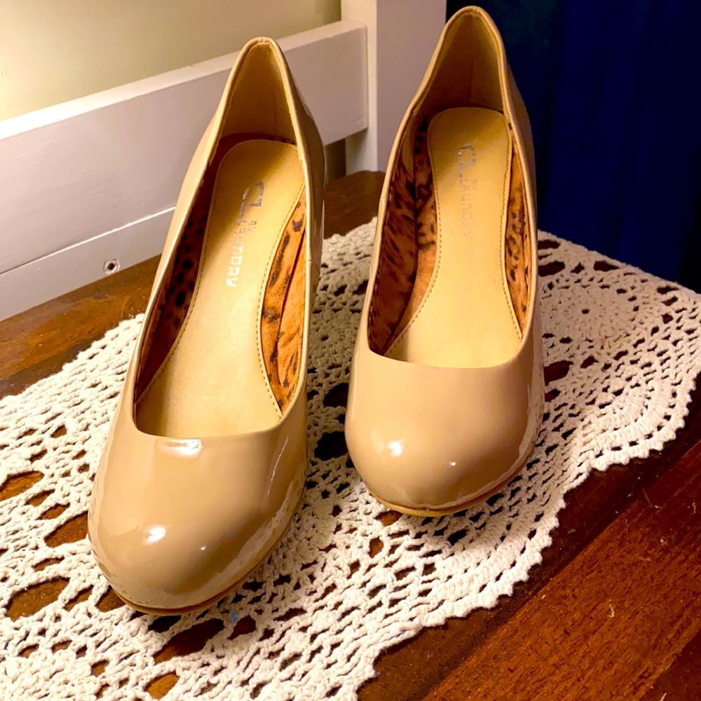 Nude pumps